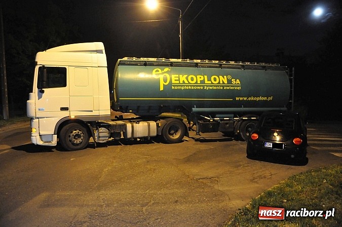 Zdjęcie w galerii na portalu naszraciborz.pl: Kraksa na Rybnickiej-Szkolnej. Cysterna zajechała drogę VW beetle wiadomości z regionu