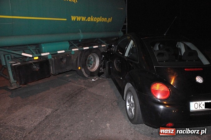 Zdjęcie w galerii na portalu naszraciborz.pl: Kraksa na Rybnickiej-Szkolnej. Cysterna zajechała drogę VW beetle wiadomości z regionu