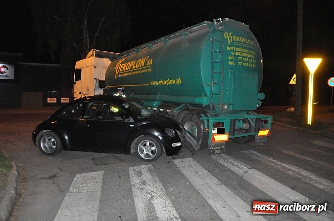 Zdjęcie w galerii na portalu naszraciborz.pl: Kraksa na Rybnickiej-Szkolnej. Cysterna zajechała drogę VW beetle wiadomości z regionu