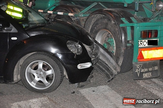 Zdjęcie w galerii na portalu naszraciborz.pl: Kraksa na Rybnickiej-Szkolnej. Cysterna zajechała drogę VW beetle wiadomości z regionu