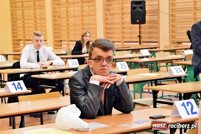 Zdjęcie w galerii na portalu naszraciborz.pl: Drugi dzień matur w raciborskim ZSOMS wiadomości z regionu