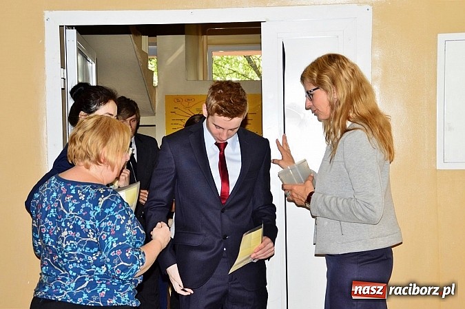 Zdjęcie w galerii na portalu naszraciborz.pl: Drugi dzień matur w raciborskim ZSOMS wiadomości z regionu
