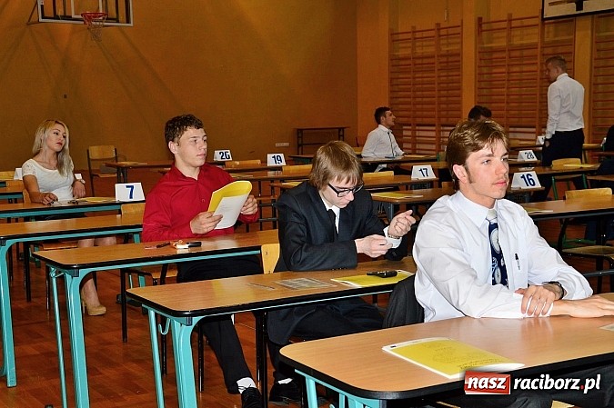 Zdjęcie w galerii na portalu naszraciborz.pl: Drugi dzień matur w raciborskim ZSOMS wiadomości z regionu