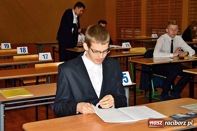 Zdjęcie w galerii na portalu naszraciborz.pl: Drugi dzień matur w raciborskim ZSOMS wiadomości z regionu