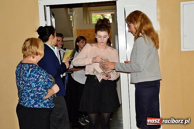 Zdjęcie w galerii na portalu naszraciborz.pl: Drugi dzień matur w raciborskim ZSOMS wiadomości z regionu