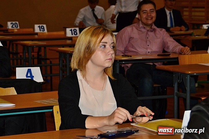 Zdjęcie w galerii na portalu naszraciborz.pl: Drugi dzień matur w raciborskim ZSOMS wiadomości z regionu