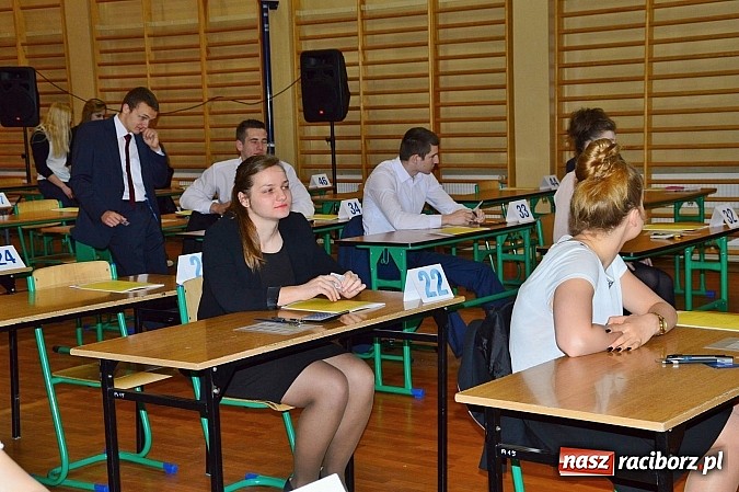 Zdjęcie w galerii na portalu naszraciborz.pl: Drugi dzień matur w raciborskim ZSOMS wiadomości z regionu