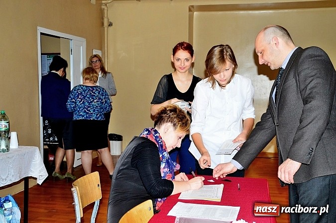 Zdjęcie w galerii na portalu naszraciborz.pl: Drugi dzień matur w raciborskim ZSOMS wiadomości z regionu