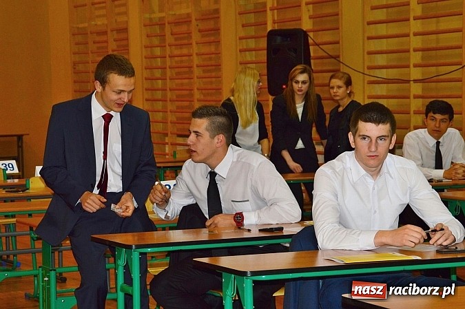 Zdjęcie w galerii na portalu naszraciborz.pl: Drugi dzień matur w raciborskim ZSOMS wiadomości z regionu