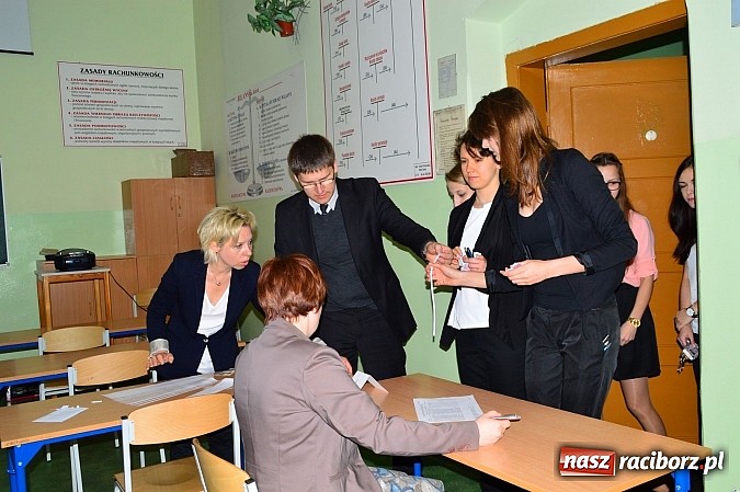 Zdjęcie w galerii na portalu naszraciborz.pl: Ekonomik: maturzyści zmagają się z językiem angielskim wiadomości z regionu