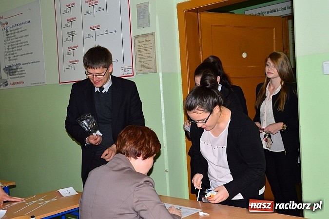 Zdjęcie w galerii na portalu naszraciborz.pl: Ekonomik: maturzyści zmagają się z językiem angielskim wiadomości z regionu