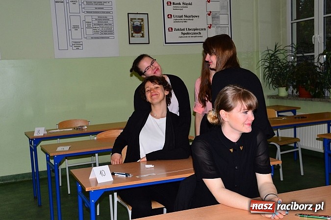 Zdjęcie w galerii na portalu naszraciborz.pl: Ekonomik: maturzyści zmagają się z językiem angielskim wiadomości z regionu