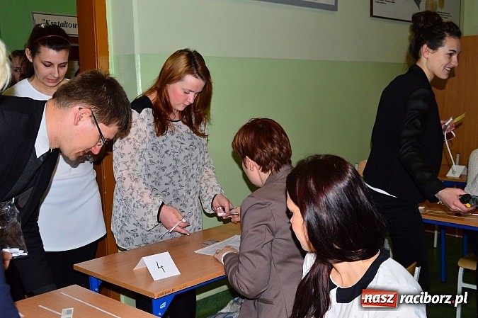 Zdjęcie w galerii na portalu naszraciborz.pl: Ekonomik: maturzyści zmagają się z językiem angielskim wiadomości z regionu
