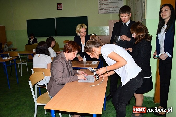 Zdjęcie w galerii na portalu naszraciborz.pl: Ekonomik: maturzyści zmagają się z językiem angielskim wiadomości z regionu