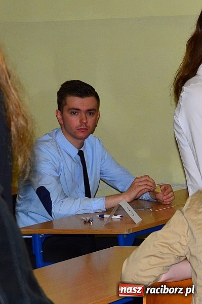 Zdjęcie w galerii na portalu naszraciborz.pl: Ekonomik: maturzyści zmagają się z językiem angielskim wiadomości z regionu