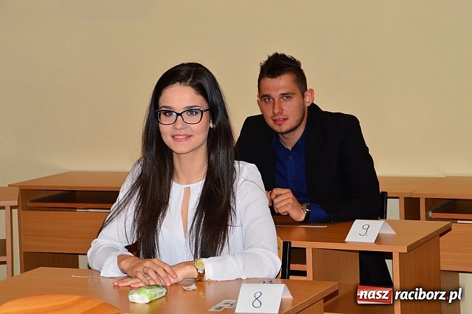 Zdjęcie w galerii na portalu naszraciborz.pl: Ekonomik: maturzyści zmagają się z językiem angielskim wiadomości z regionu