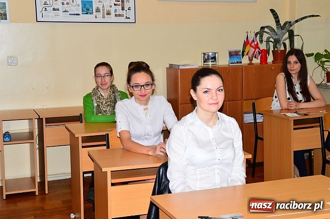Zdjęcie w galerii na portalu naszraciborz.pl: Ekonomik: maturzyści zmagają się z językiem angielskim wiadomości z regionu