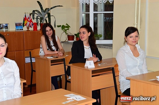 Zdjęcie w galerii na portalu naszraciborz.pl: Ekonomik: maturzyści zmagają się z językiem angielskim wiadomości z regionu