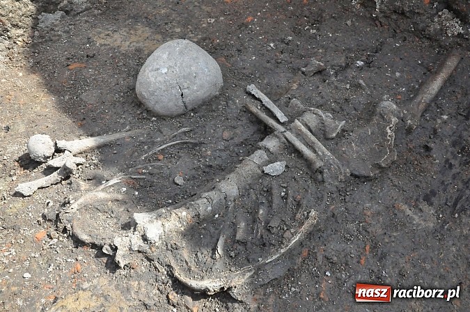 Zdjęcie w galerii na portalu naszraciborz.pl: Wykopaliska przy kościele pw. św. Jakuba przynoszą ciekawe odkrycia. Są tu groby skazańców wiadomości z regionu