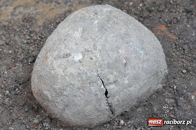 Zdjęcie w galerii na portalu naszraciborz.pl: Wykopaliska przy kościele pw. św. Jakuba przynoszą ciekawe odkrycia. Są tu groby skazańców wiadomości z regionu