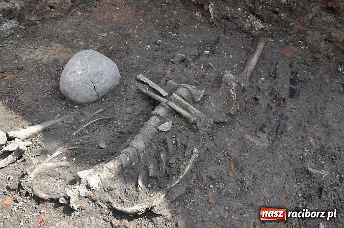 Zdjęcie w galerii na portalu naszraciborz.pl: Wykopaliska przy kościele pw. św. Jakuba przynoszą ciekawe odkrycia. Są tu groby skazańców wiadomości z regionu