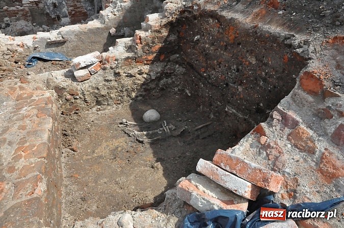 Zdjęcie w galerii na portalu naszraciborz.pl: Wykopaliska przy kościele pw. św. Jakuba przynoszą ciekawe odkrycia. Są tu groby skazańców wiadomości z regionu