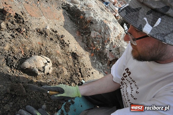 Zdjęcie w galerii na portalu naszraciborz.pl: Wykopaliska przy kościele pw. św. Jakuba przynoszą ciekawe odkrycia. Są tu groby skazańców wiadomości z regionu