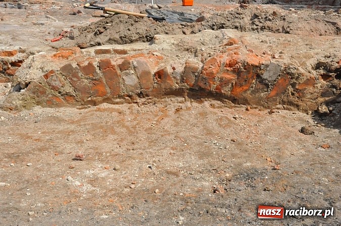 Zdjęcie w galerii na portalu naszraciborz.pl: Wykopaliska przy kościele pw. św. Jakuba przynoszą ciekawe odkrycia. Są tu groby skazańców wiadomości z regionu
