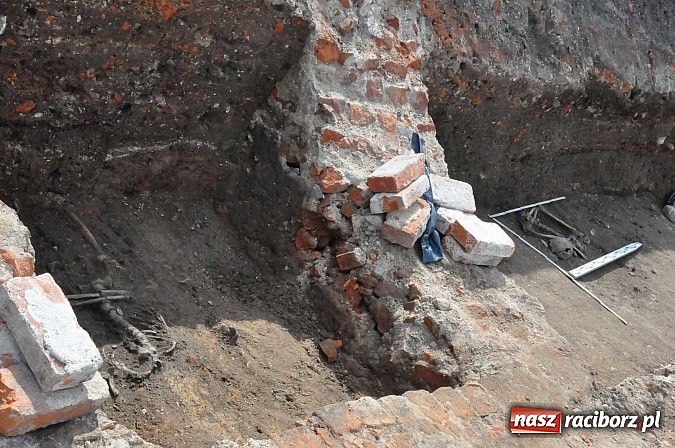 Zdjęcie w galerii na portalu naszraciborz.pl: Wykopaliska przy kościele pw. św. Jakuba przynoszą ciekawe odkrycia. Są tu groby skazańców wiadomości z regionu