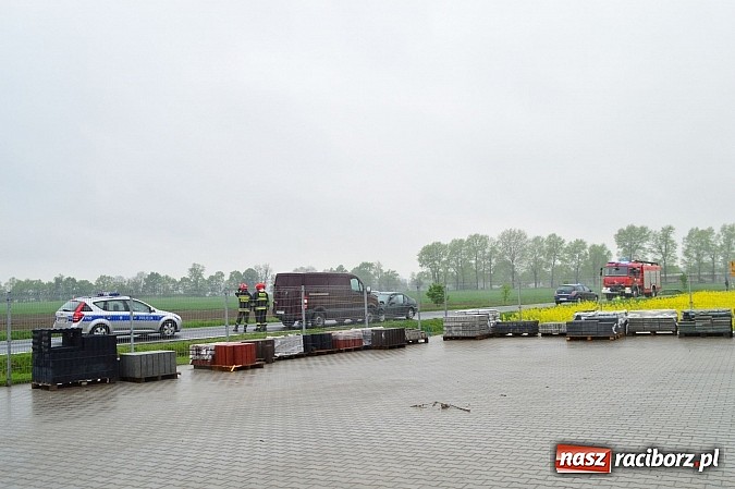 Zdjęcie w galerii na portalu naszraciborz.pl: Czołowe zderzenie hondy i dostawczego mercedesa na DK 45 pomiędzy Bieńkowicami a Tworkowem wiadomości z regionu