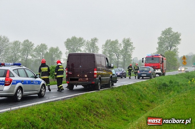 Zdjęcie w galerii na portalu naszraciborz.pl: Czołowe zderzenie hondy i dostawczego mercedesa na DK 45 pomiędzy Bieńkowicami a Tworkowem wiadomości z regionu