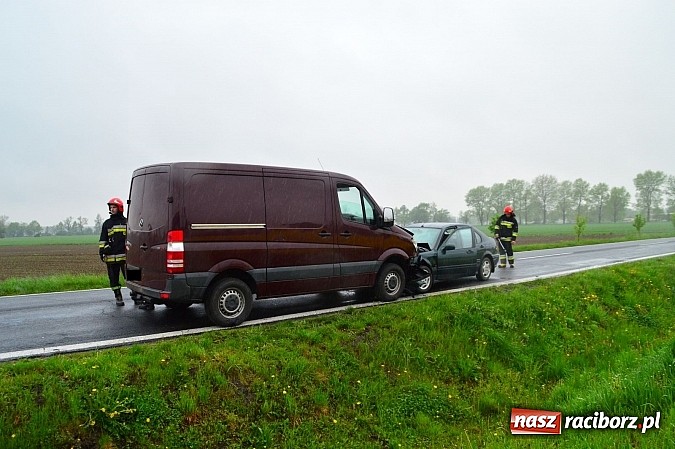 Zdjęcie w galerii na portalu naszraciborz.pl: Czołowe zderzenie hondy i dostawczego mercedesa na DK 45 pomiędzy Bieńkowicami a Tworkowem wiadomości z regionu
