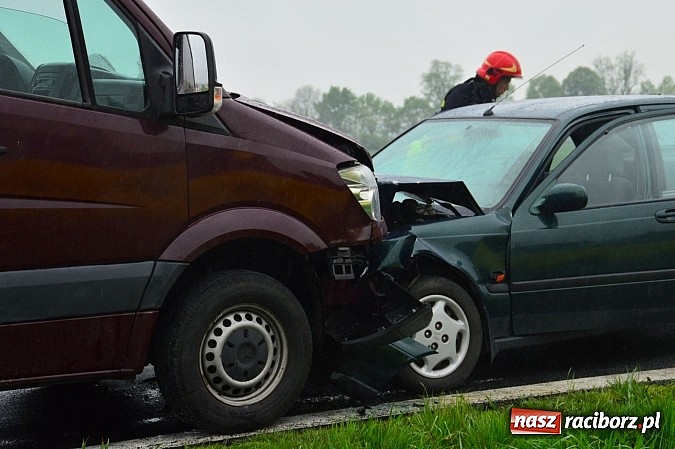 Zdjęcie w galerii na portalu naszraciborz.pl: Czołowe zderzenie hondy i dostawczego mercedesa na DK 45 pomiędzy Bieńkowicami a Tworkowem wiadomości z regionu