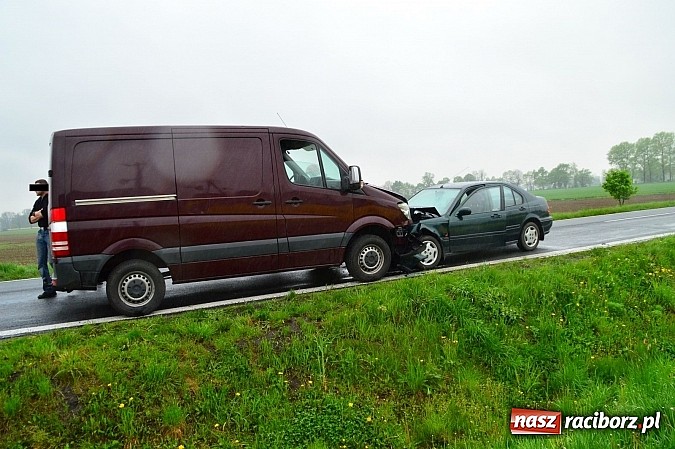 Zdjęcie w galerii na portalu naszraciborz.pl: Czołowe zderzenie hondy i dostawczego mercedesa na DK 45 pomiędzy Bieńkowicami a Tworkowem wiadomości z regionu