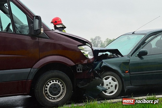 Zdjęcie w galerii na portalu naszraciborz.pl: Czołowe zderzenie hondy i dostawczego mercedesa na DK 45 pomiędzy Bieńkowicami a Tworkowem wiadomości z regionu