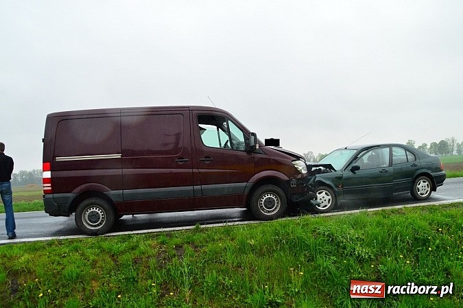 Zdjęcie w galerii na portalu naszraciborz.pl: Czołowe zderzenie hondy i dostawczego mercedesa na DK 45 pomiędzy Bieńkowicami a Tworkowem wiadomości z regionu