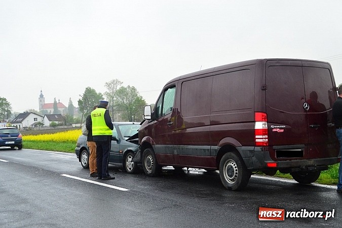 Zdjęcie w galerii na portalu naszraciborz.pl: Czołowe zderzenie hondy i dostawczego mercedesa na DK 45 pomiędzy Bieńkowicami a Tworkowem wiadomości z regionu