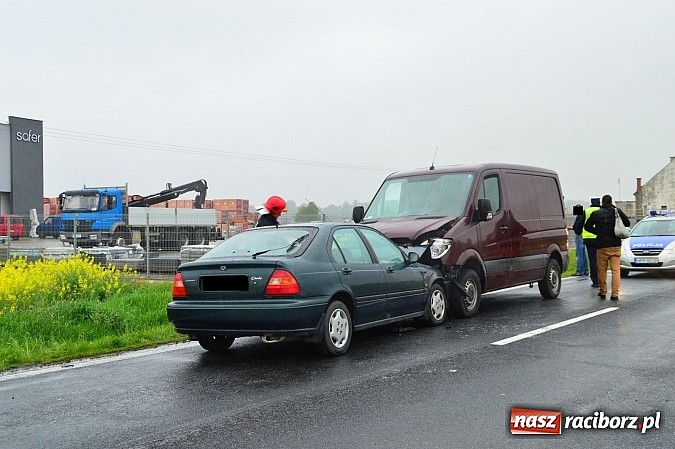 Zdjęcie w galerii na portalu naszraciborz.pl: Czołowe zderzenie hondy i dostawczego mercedesa na DK 45 pomiędzy Bieńkowicami a Tworkowem wiadomości z regionu