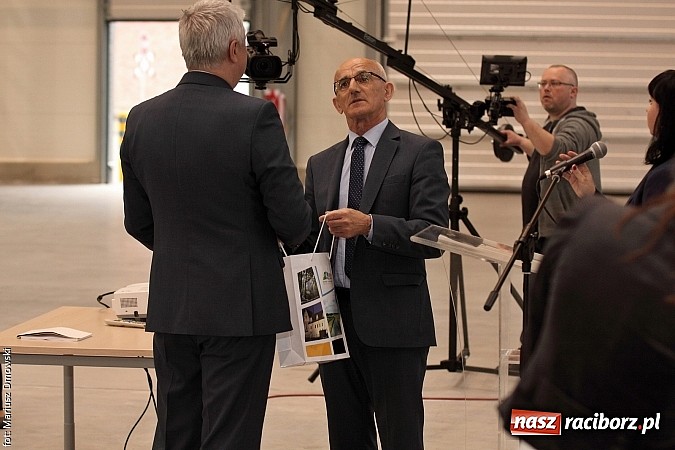 Zdjęcie w galerii na portalu naszraciborz.pl: Rafamet otworzył dziś uroczyście nową halę montażu II! wiadomości z regionu