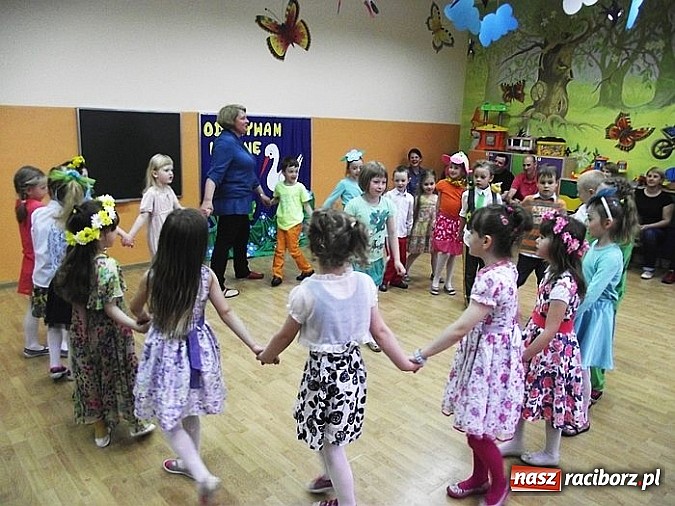 Zdjęcie w galerii na portalu naszraciborz.pl: Spotkanie integracyjne rodziców z dziećmi w przedszkolu w Brzeziu  wiadomości z regionu