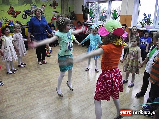 Zdjęcie w galerii na portalu naszraciborz.pl: Spotkanie integracyjne rodziców z dziećmi w przedszkolu w Brzeziu  wiadomości z regionu