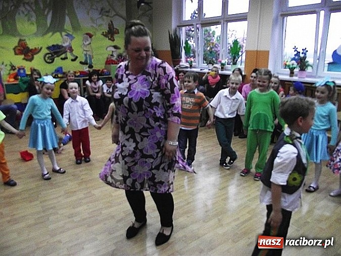 Zdjęcie w galerii na portalu naszraciborz.pl: Spotkanie integracyjne rodziców z dziećmi w przedszkolu w Brzeziu  wiadomości z regionu