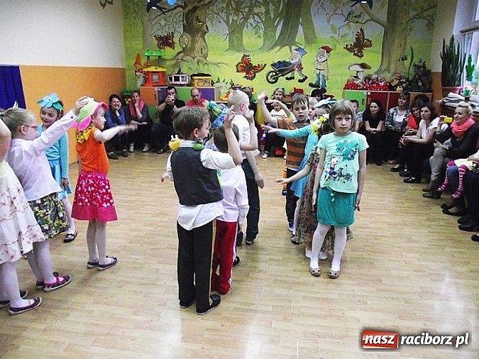 Zdjęcie w galerii na portalu naszraciborz.pl: Spotkanie integracyjne rodziców z dziećmi w przedszkolu w Brzeziu  wiadomości z regionu