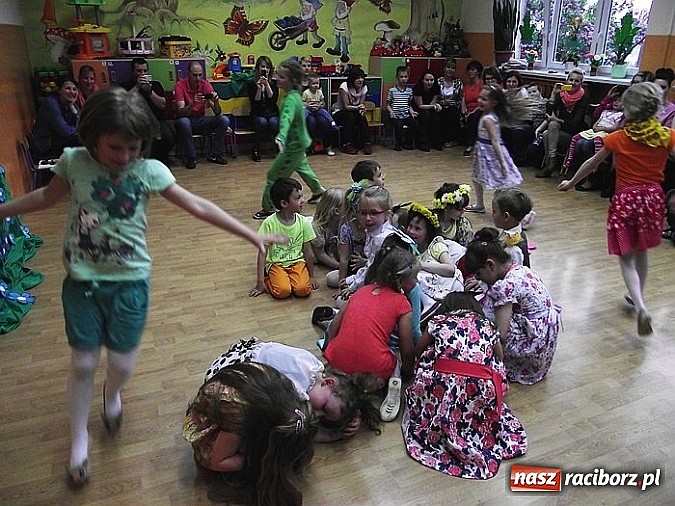 Zdjęcie w galerii na portalu naszraciborz.pl: Spotkanie integracyjne rodziców z dziećmi w przedszkolu w Brzeziu  wiadomości z regionu