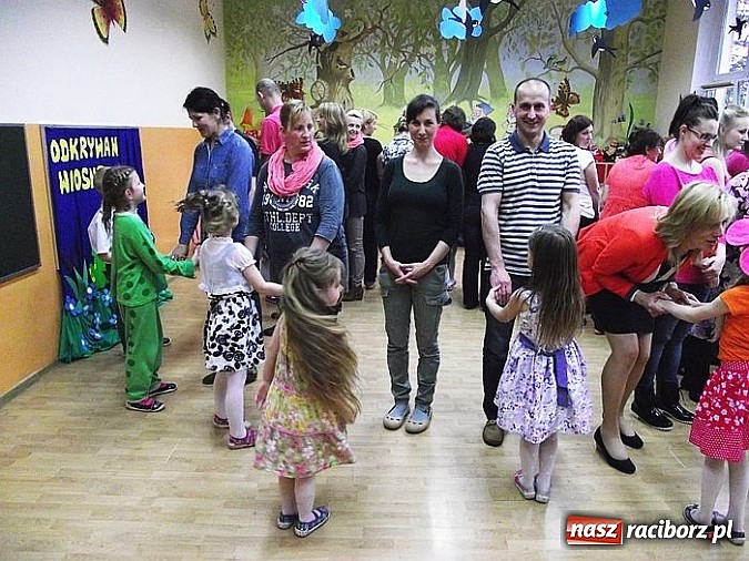 Zdjęcie w galerii na portalu naszraciborz.pl: Spotkanie integracyjne rodziców z dziećmi w przedszkolu w Brzeziu  wiadomości z regionu