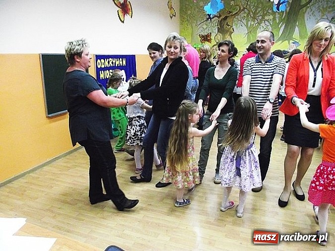 Zdjęcie w galerii na portalu naszraciborz.pl: Spotkanie integracyjne rodziców z dziećmi w przedszkolu w Brzeziu  wiadomości z regionu