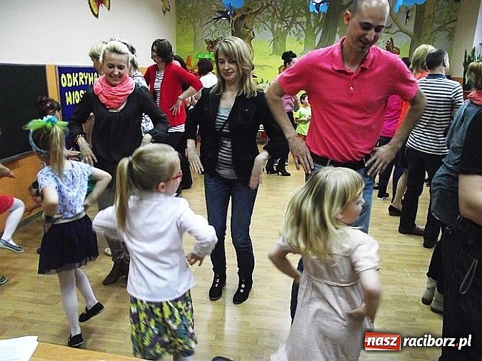 Zdjęcie w galerii na portalu naszraciborz.pl: Spotkanie integracyjne rodziców z dziećmi w przedszkolu w Brzeziu  wiadomości z regionu