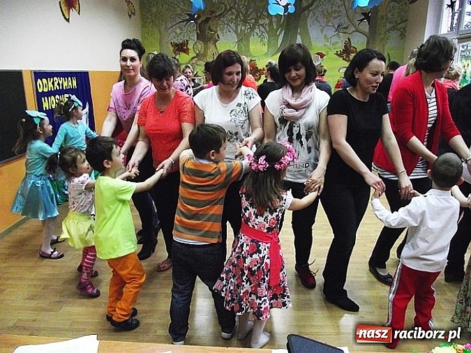 Zdjęcie w galerii na portalu naszraciborz.pl: Spotkanie integracyjne rodziców z dziećmi w przedszkolu w Brzeziu  wiadomości z regionu