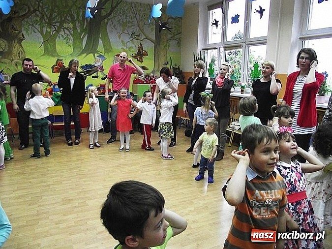 Zdjęcie w galerii na portalu naszraciborz.pl: Spotkanie integracyjne rodziców z dziećmi w przedszkolu w Brzeziu  wiadomości z regionu