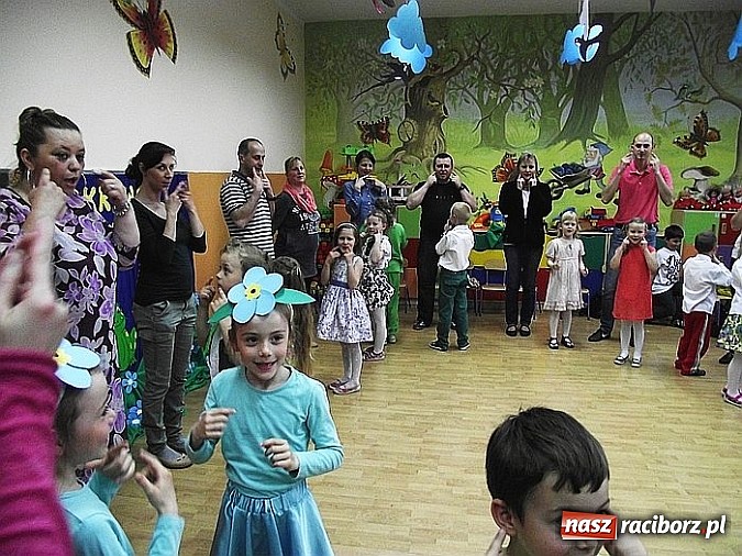 Zdjęcie w galerii na portalu naszraciborz.pl: Spotkanie integracyjne rodziców z dziećmi w przedszkolu w Brzeziu  wiadomości z regionu